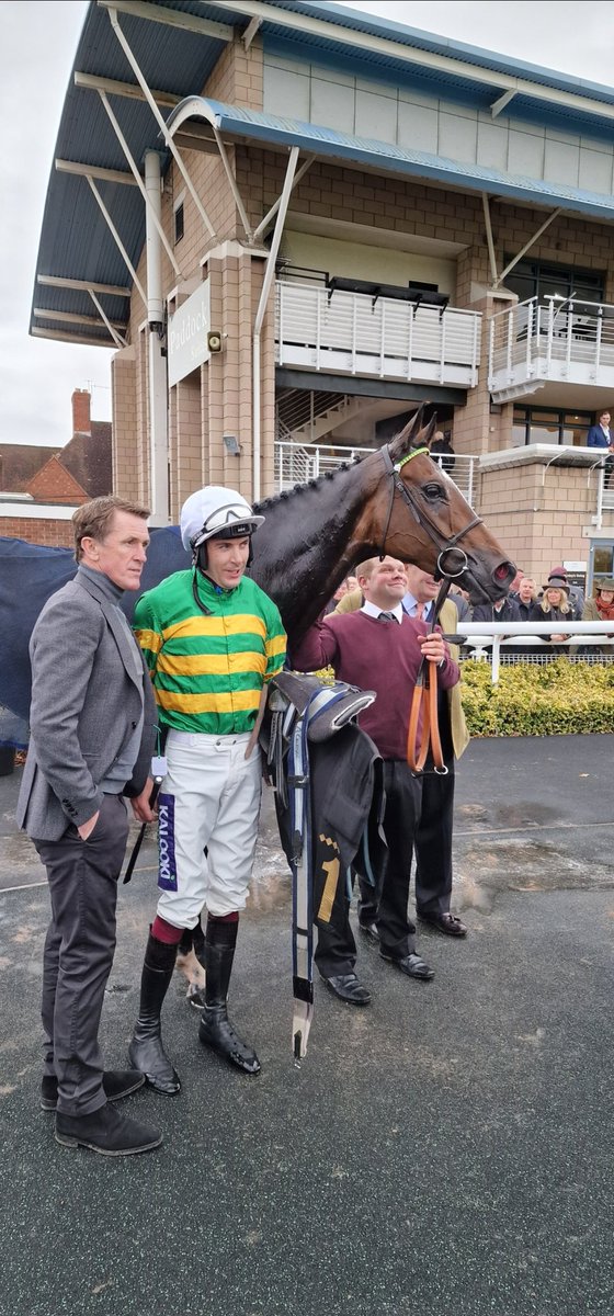 💷 If JONBON & LOVE ENVOI & Both Win there Grade 1's at Sandown today: 🎁 I'll give £100 CASH to One of YOU Lucky People at 10pm tonight!! 💷 To Enter: 👇 1⃣ RT this Tweet 2⃣ Follow @racingblogger 📸 instagram.com/racingblogger #Sandown #Jonbon #win #coyg 🏇