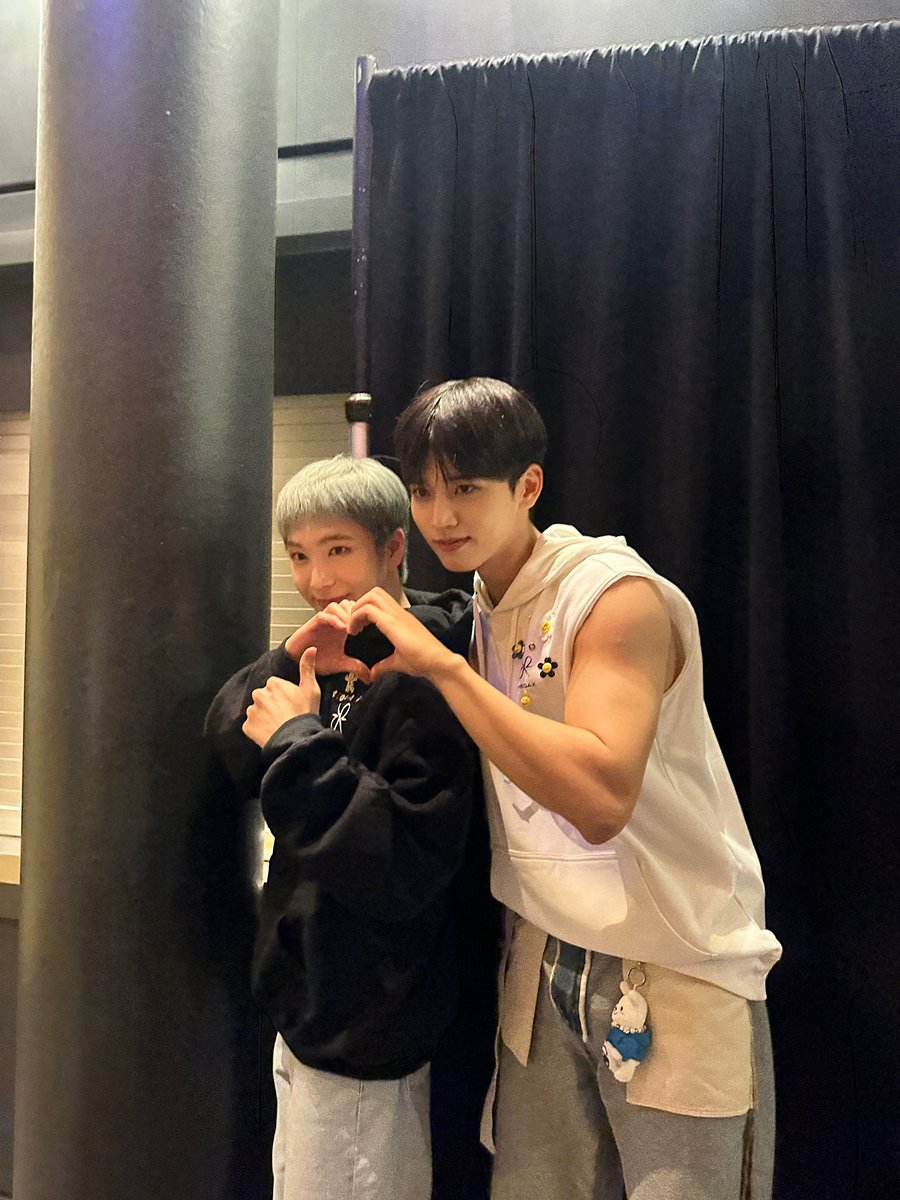 OmegaX_members's tweet photo. [#OX]

🫶🫶🫶🫶🫶
 
#OMEGA_X #오메가엑스
#혁 #HYUK 
#OMEGA_X_in_SAN_JOSE https://t.co/tEgGkpifHY