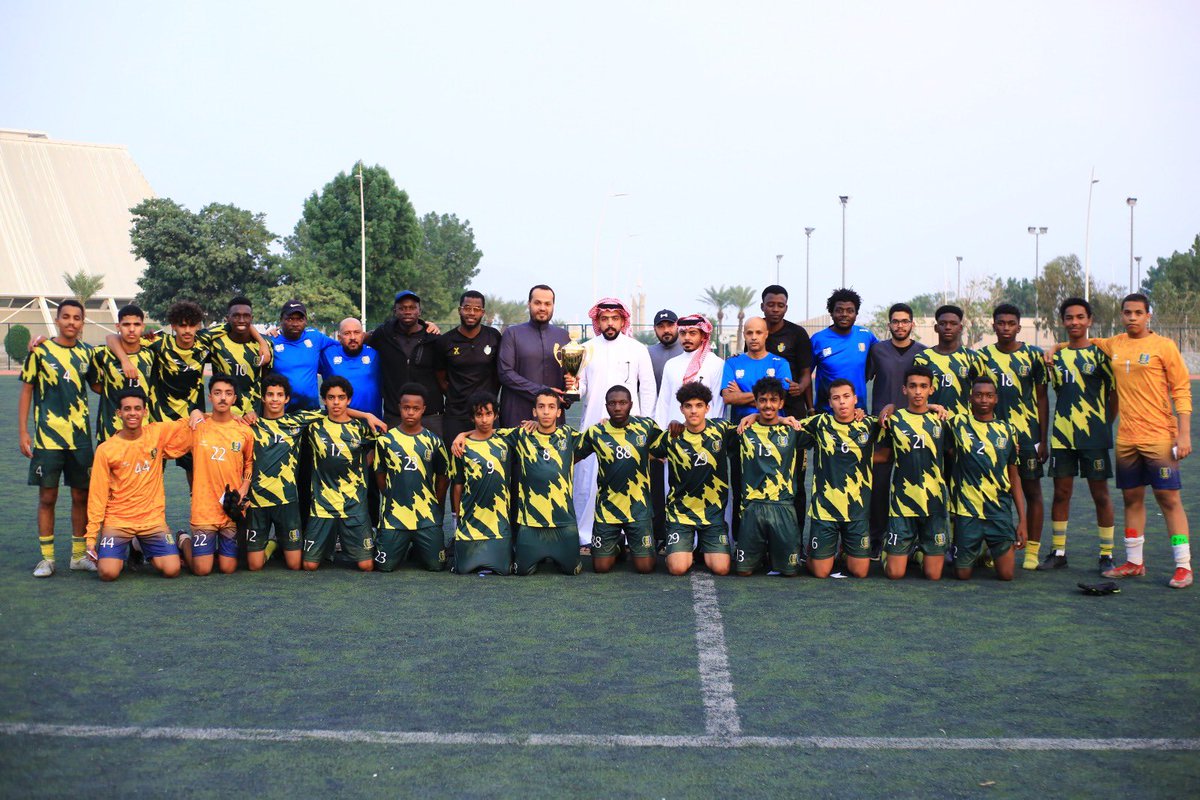 نبارك لفريق كرة القدم للناشئين تحقيقه كأس 🏆 بطولة منطقة مكة المكرمة 
من جانب اخر حضر
رئيس نادي حراء الاستاذ خالد الهندي التتويج وبرفقته رئيس نادي حراء المرشح أ. أحمد عساس والعضو الذهبي 
أ. محمد باصم
وبحضورهم تم تكريم الفريق وتحفيزهم وصرف مكافاءات متمنين لهم التوفيق والنجاح