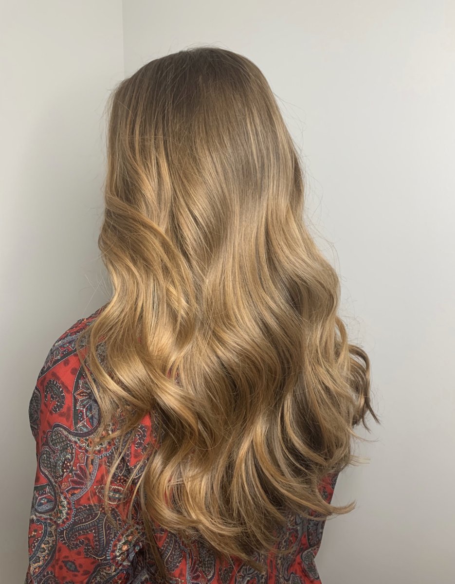 kiepoicrawer197's tweet photo. 🌈 Colorful transformations await! From vibrant hues to subtle shades, let's paint a beautiful picture with your hair. #ColorAlchemy #MasterStylist https://t.co/TspPmlkquC