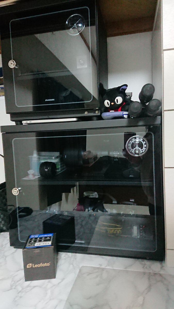 yu_ko0407's tweet photo. この下の防湿庫もう今は使わないので2万5000円くらいで誰かいりませんか？？詳細は2枚目、3枚目でご確認お願いします🙇‍♀️ https://t.co/j61l2AKD39