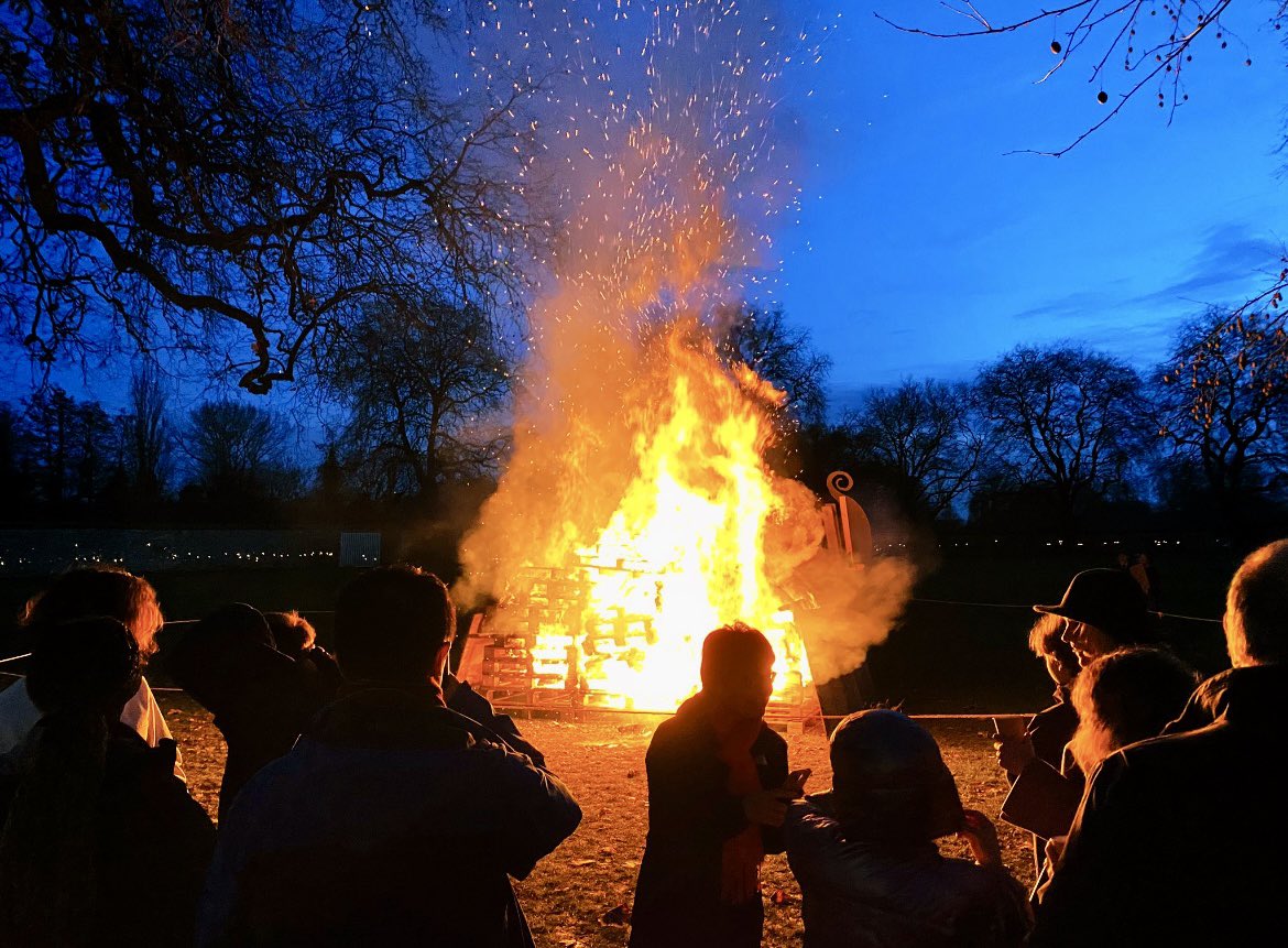 WinCollK's tweet image. Merry Christmas, Beloeites and your families.