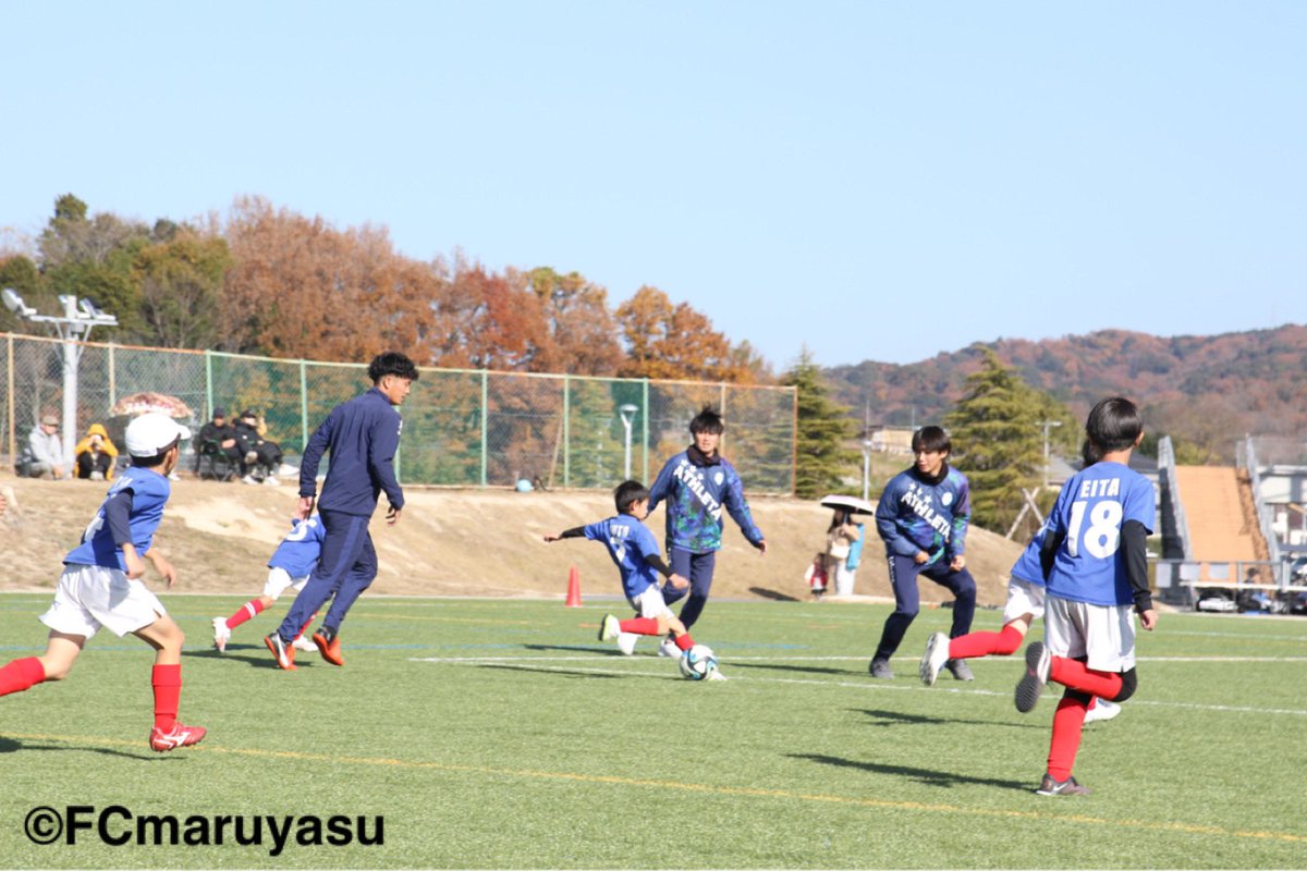 maruyasuokazaki's tweet photo. 本日岡崎サッカー協会主催の岡崎市U-9交流戦に参加しました⚽️

元気いっぱいの子どもたちと楽しくサッカーをし、交流戦の後はサイン会を行いました🤝

#FCマルヤス岡崎 #JFL #岡崎 #頂戦 https://t.co/8RVIDM6D3M