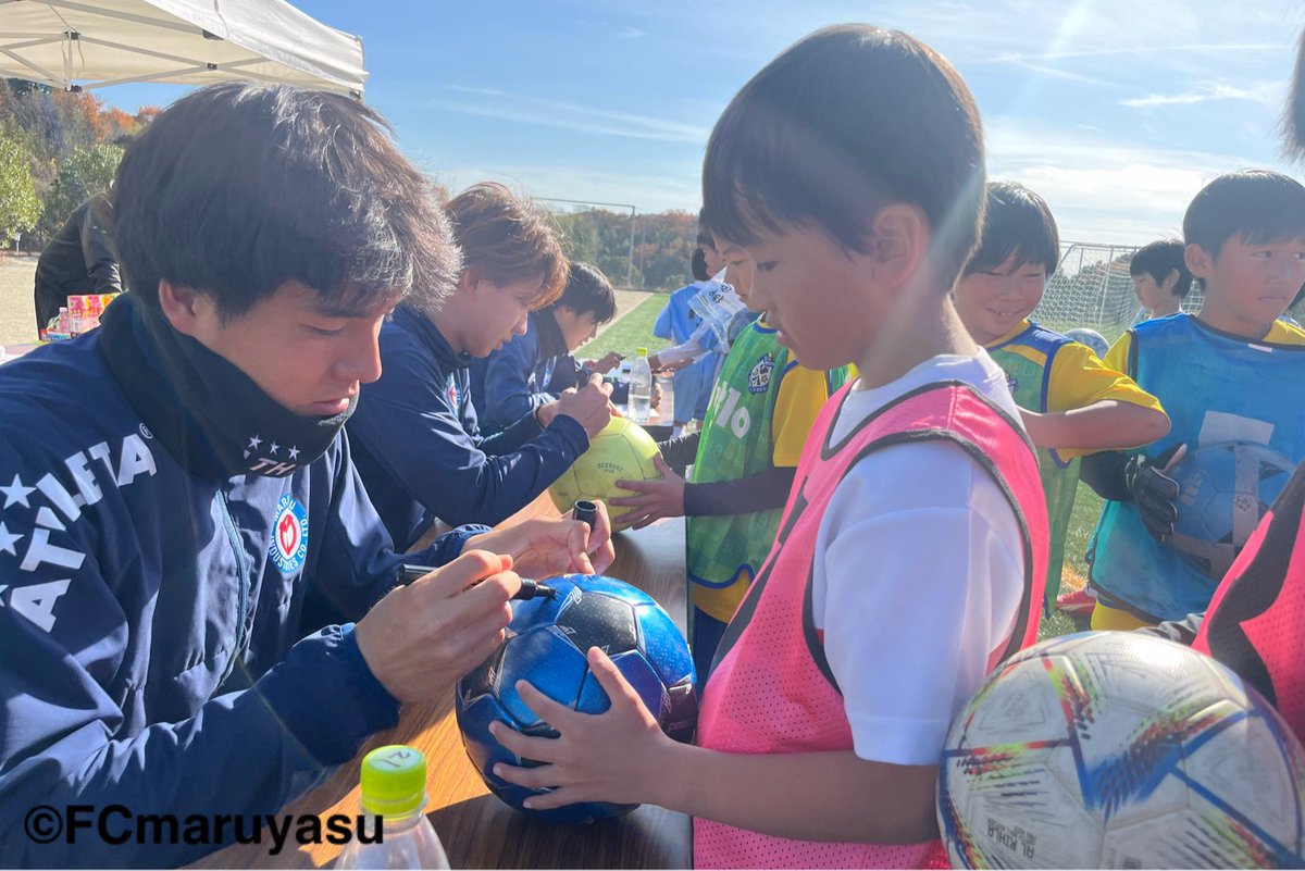 maruyasuokazaki's tweet photo. 本日岡崎サッカー協会主催の岡崎市U-9交流戦に参加しました⚽️

元気いっぱいの子どもたちと楽しくサッカーをし、交流戦の後はサイン会を行いました🤝

#FCマルヤス岡崎 #JFL #岡崎 #頂戦 https://t.co/8RVIDM6D3M