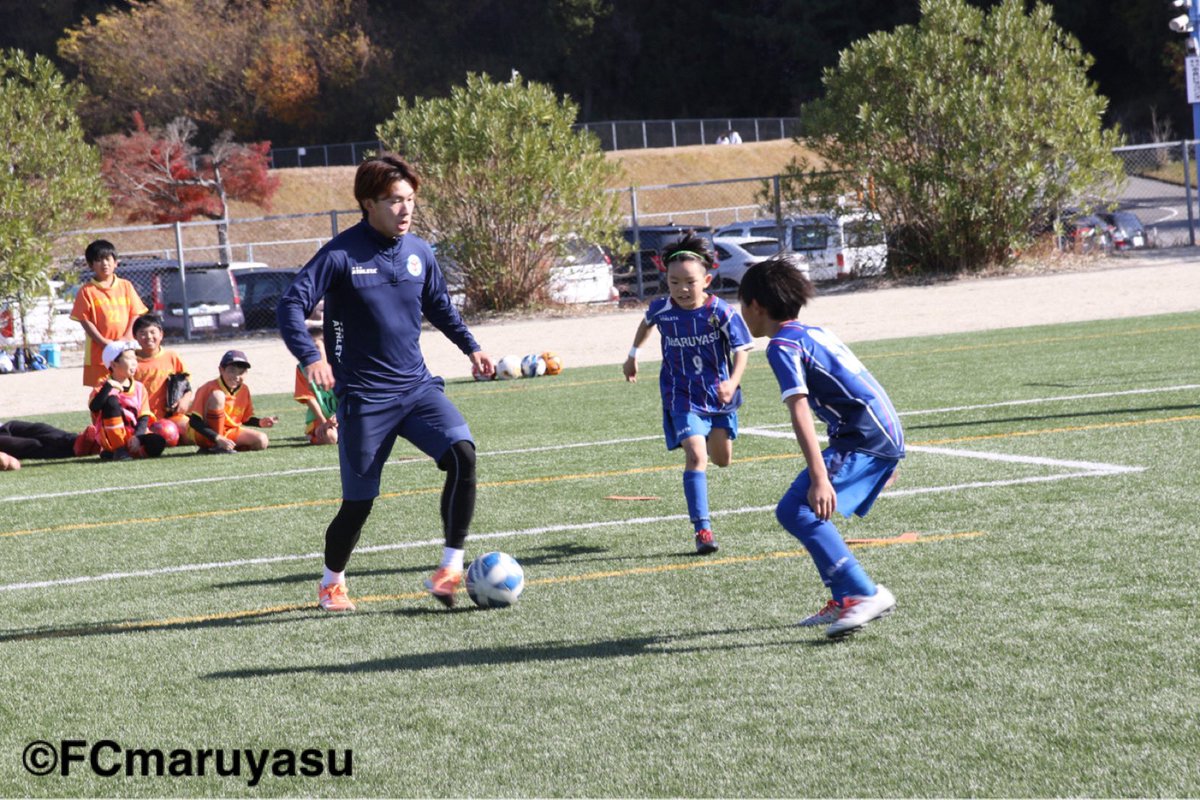maruyasuokazaki's tweet photo. 本日岡崎サッカー協会主催の岡崎市U-9交流戦に参加しました⚽️

元気いっぱいの子どもたちと楽しくサッカーをし、交流戦の後はサイン会を行いました🤝

#FCマルヤス岡崎 #JFL #岡崎 #頂戦 https://t.co/8RVIDM6D3M
