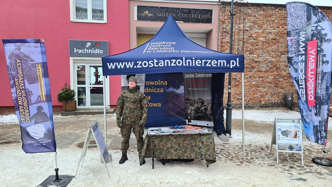 WCR_Lidzbark_W's tweet image. Dziś wielki dzień dla żołnierzy #DobrowolnaZSW z #9PR- 27 dniowe szkolenie zakończą uroczystym złożeniem 🫡 przysięgi 🗣 wojskowej 🪖 na Placu Konstytucji w Lidzbarku Warmińskim 💪
👉 Nasz 🚍 Mobilny 🚙 Punkt Rekrutacji również jest tutaj i czeka na Was 🫵 Zapraszamy‼️