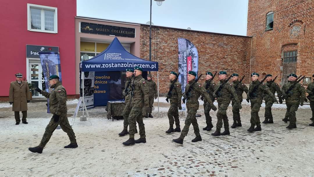 WCR_Lidzbark_W's tweet image. Dziś wielki dzień dla żołnierzy #DobrowolnaZSW z #9PR- 27 dniowe szkolenie zakończą uroczystym złożeniem 🫡 przysięgi 🗣 wojskowej 🪖 na Placu Konstytucji w Lidzbarku Warmińskim 💪
👉 Nasz 🚍 Mobilny 🚙 Punkt Rekrutacji również jest tutaj i czeka na Was 🫵 Zapraszamy‼️