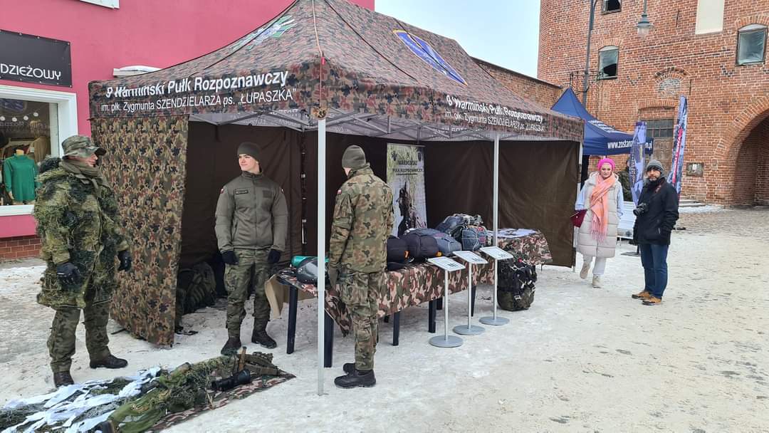 WCR_Lidzbark_W's tweet image. Dziś wielki dzień dla żołnierzy #DobrowolnaZSW z #9PR- 27 dniowe szkolenie zakończą uroczystym złożeniem 🫡 przysięgi 🗣 wojskowej 🪖 na Placu Konstytucji w Lidzbarku Warmińskim 💪
👉 Nasz 🚍 Mobilny 🚙 Punkt Rekrutacji również jest tutaj i czeka na Was 🫵 Zapraszamy‼️