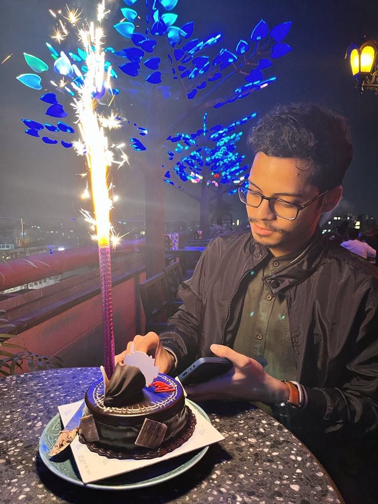 TravellerOnCode's tweet photo. A year wiser and a 🤏 more matured, maybe !
Looking back to this year, I see an ocean of changes, turmoils, sad times which got healed by the happier ones.🎂

8th Dec and just another day in the City of Joy ♥️ https://t.co/j34ZjHc5kq