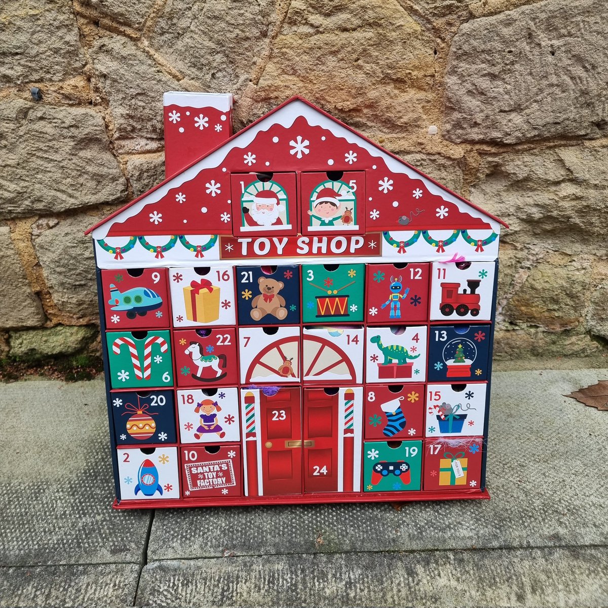 CharlieChessCat's tweet photo. I'm so lucky to have everything I could possibly need or want, so earlier this month, I had my human take my advent calendar to my local @CatsProtection adoption centre. Their cats will enjoy a new toy every day before Christmas πΊ #SecretSantaPaws https://t.co/pJEy72gwlC