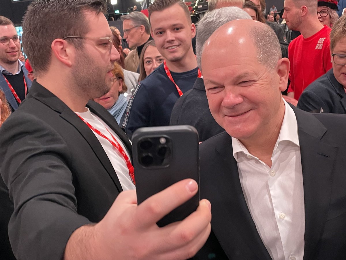 georg_ismar's tweet photo. Die schöneren Momente eines Kanzlers - vor einer der wichtigeren Rede in seiner Amtszeit. #spdbpt23 #Haushalt https://t.co/O376BbsqyE