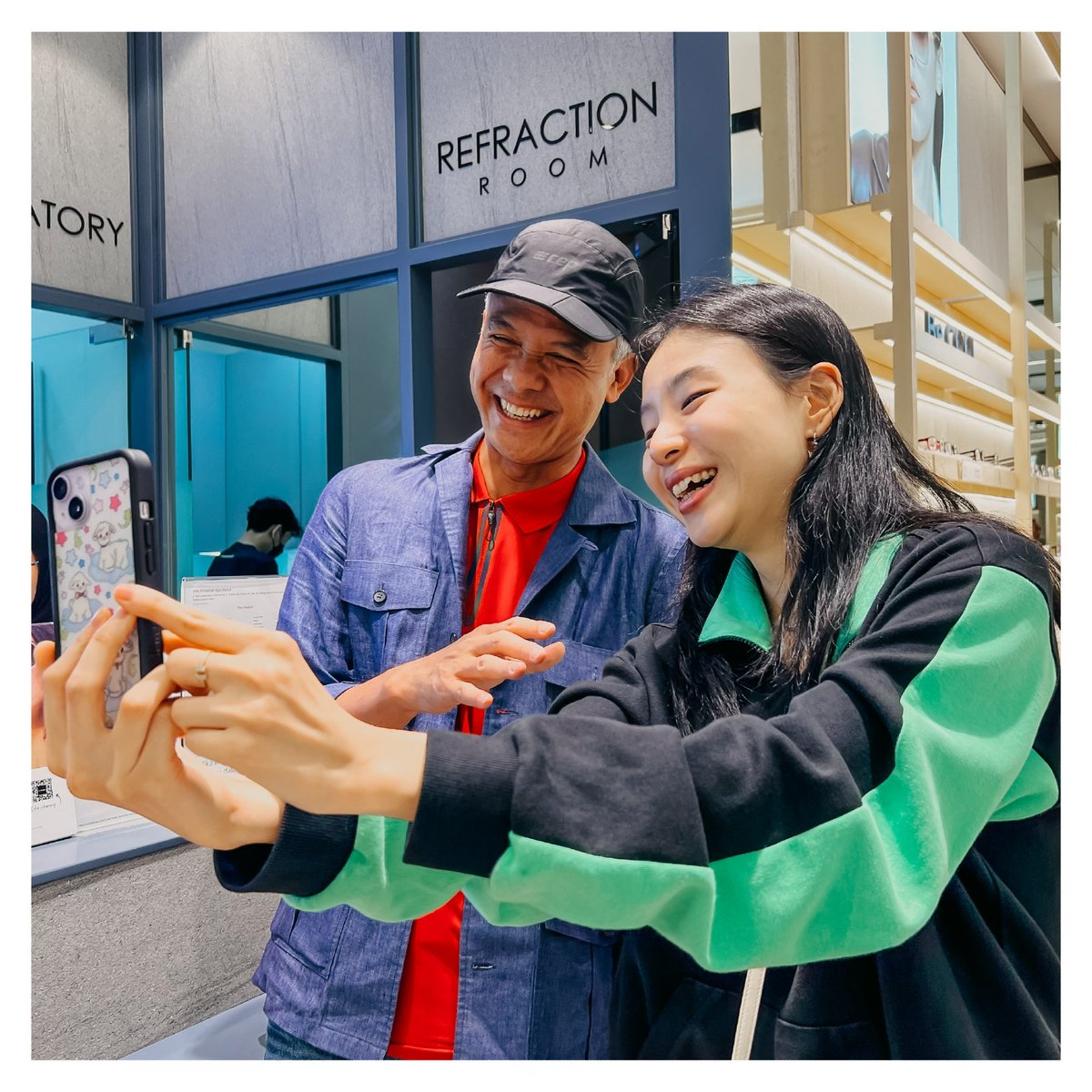 Lagi jalan ketemu Haeyeon Kim, mahasiswa S3 Hankuk University of Foreign Studies Seoul. Kaget juga ada anak korea yang lancar bahasa Indonesia. Rupanya Kim pernah lama di Jogja ketika pertukaran pelajar di UGM. Senang sekali mengetahui banyak anak-anak muda di luar negeri yang