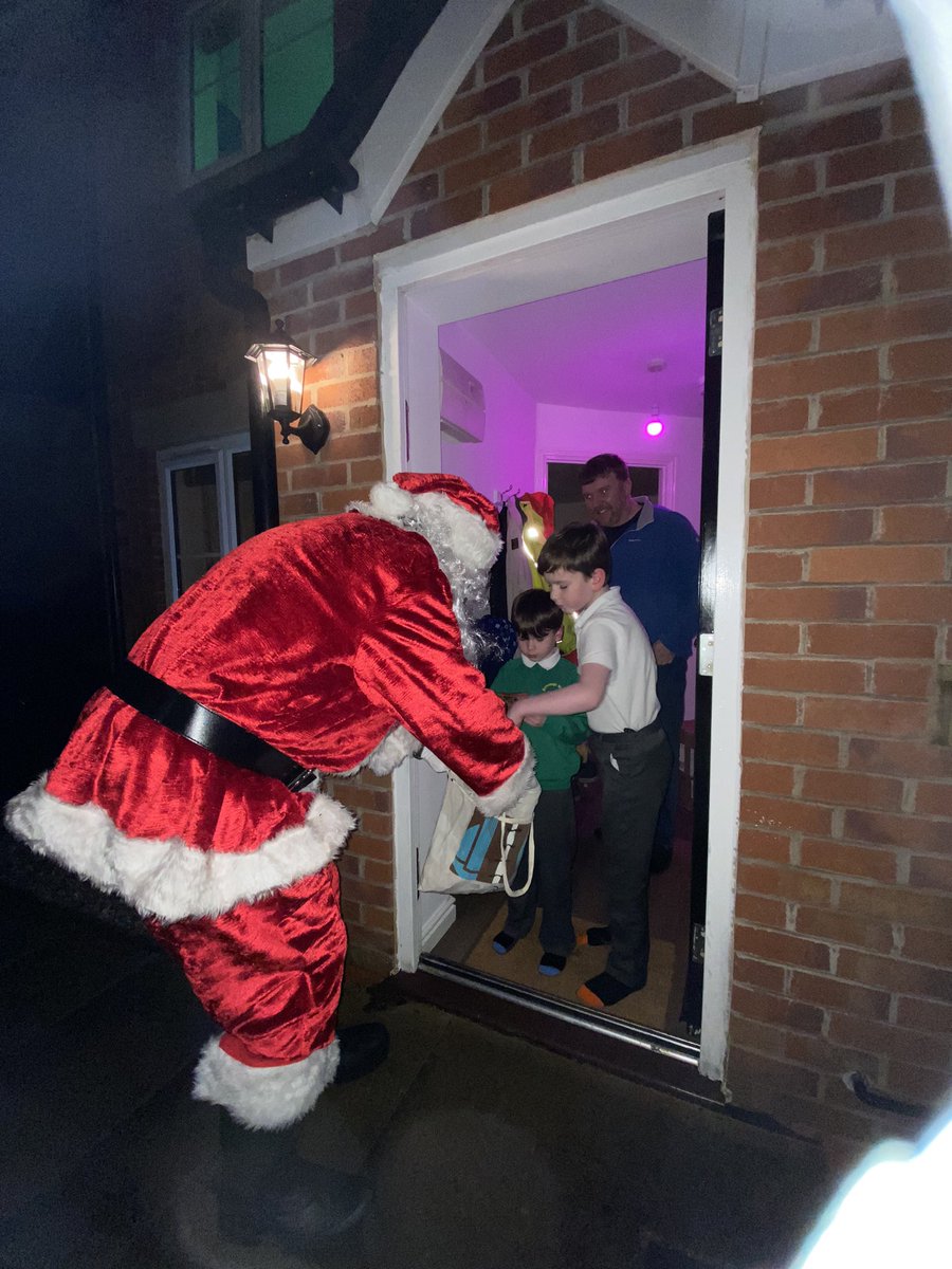 ClocktowerRc's tweet image. Putting smiles on faces! But also raising money-£827 in 2 days!😊