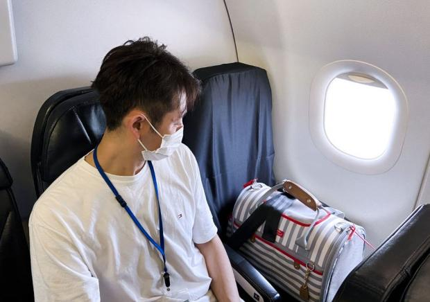livedoornews's tweet photo. 【好評】スターフライヤー、犬猫搭乗OK 1月15日から国内線全便
https://t.co/L65AUW7Ndp

規定のケージに入ることが条件で、料金は航空券代金とは別に1匹5万円。搭乗者1人につき1匹、1便あたり2匹まで持ち込める。フライト中のえさやりは禁止だが、給水器で水を与えることはできるという。 https://t.co/vjRvS32x5L