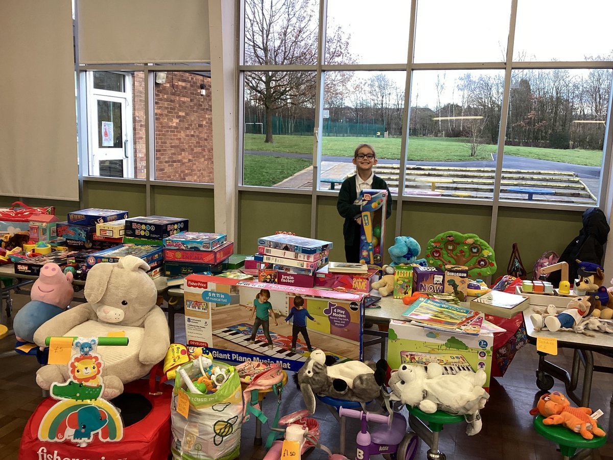 What a busy week! A highlight was our winter fair, raising near £500! Thank you to the PTA who organised this. A huge well done to a member of the Pearl room who raised nearly £100 from her pre loved stall, where all money will go to the #TamesideToyappeal fund. @TeamManorGreen