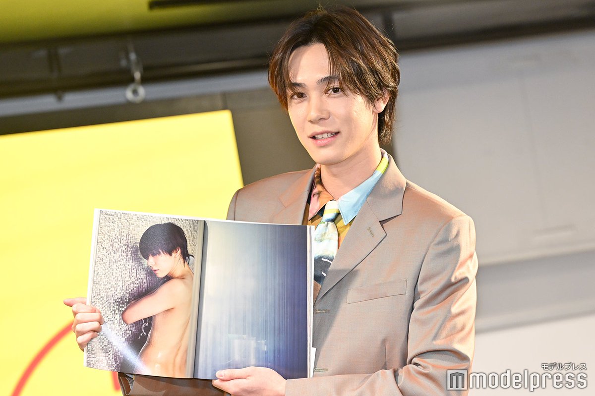 modelpress's tweet photo. 【写真追加📸】#内藤秀一郎 1st写真集『#一』発売記念イベントの囲み取材に出席✨

🎙初の単独取材に緊張した面持ち
💕タイトル「一」に込めた“3つの思い”
😌「意外とかわいらしい顔をしている」と自画自賛

🔻写真20枚・記事
https://t.co/Gme1QXbE3c

#内藤秀一郎1st写真集 @syuichiro05141 https://t.co/VG13gsZwbu