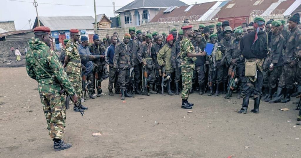 pnininahazwe's tweet photo. THREAD
1ères images de militaires #Burundi-ais de #TAFOC en tenues de l'armée de la #RDC.
Images d'une réunion tenue hier par le Général de brigade Élie Ndayizigiye alias #Muzinga à l'intention de militaires ayant survécu aux attaques du #M23 du 7.12.2023 dans le #Masisi. 1/ https://t.co/YFlINc5ouG