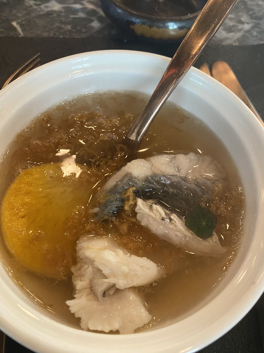 JoyceHAO's tweet photo. 裕华商场里隐藏的最美餐厅
陨石大坑三文鱼平平
但是这款laksa，真的有惊艳我
湿度很克制
🦐很新鲜弹牙
锅气很重
甜品🍮重在科技感
人均50，🉑️ https://t.co/kcSKgsAYY4