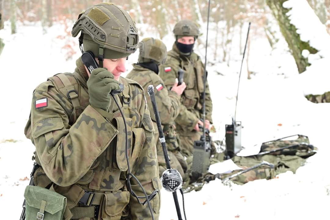 WBGroup_PL's tweet image. Żołnierze dobrowolnej zasadniczej służby wojskowej z 2. Brygady Zmechanizowanej Legionów podczas egzaminu po szkoleniu podstawowym z urządzeniami #RADMOR (spółka @WBGroup_PL). Sprzęt na zdjęciach zastąpią w najbliższych latach radiostacje #COMPAN i #PERAD. 📸 Mateusz/2. BZ