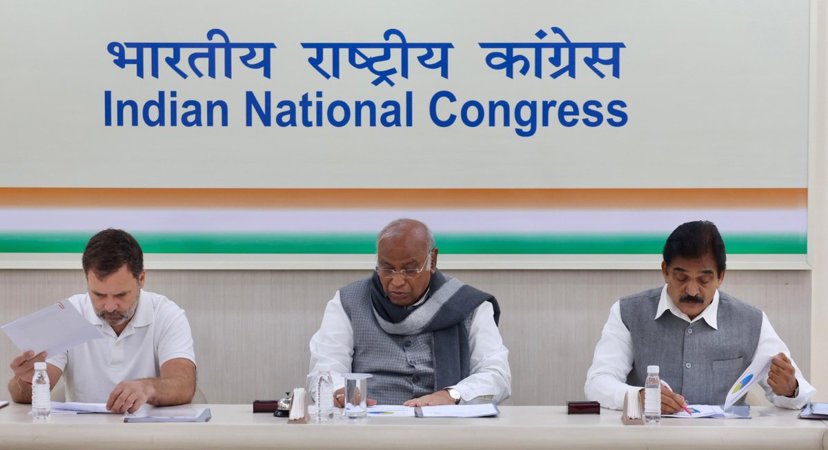 NadeemjavedINC's tweet photo. मिजोरम के चुनावी नतीजे को लेकर आज #AICC मुख्यालय, दिल्ली में समीक्षा बैठक की गई। जिसमें कांग्रेस अध्यक्ष श्री @Kharge जी व जननायक श्री @RahulGandhi जी सहित समस्त वरिष्ठ नेतागण सम्मिलित हुए। https://t.co/c0YuJlPBiL