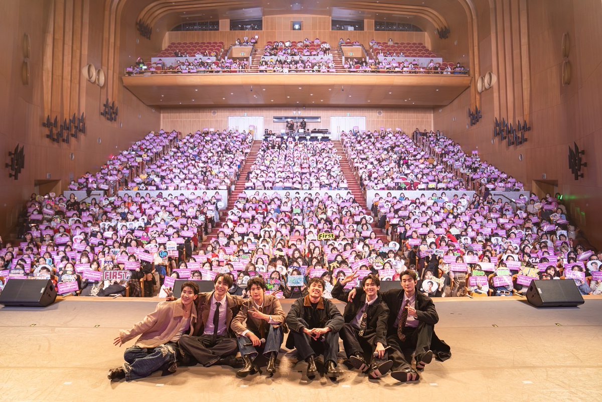 GMMTV's tweet photo. การเจอกันครั้งแรกของพวกเราทั้ง 6 คน กับแฟน ๆ ที่ญี่ปุ่น จบไปแล้ว หวังว่าความสนุกที่พวกเราเสิร์ฟให้จะอร่อยถูกใจนะครับ ขอบคุณทุกคนที่ต้อน���ับพวกเราเป็นอย่างดี ยังเหลือรอบต่อไป เจอกันรอบ 6 p.m. นะค้าบบบบ

6人で日本のファンの皆さ��にお会いするのは、初めてですね。僕たちからのカクテル（歌やトークは）、美味しかったでしょうか？いつも応援して頂き、本当にありがとうございます。次の夜公演もまたお会いしましょう！
#OnlyFriendsFMxJP
#GMMTV