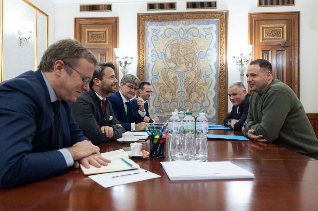 I met with a delegation of 🇫🇷, which included advisors to the President 🇫🇷 Xavier Chatel and Bertrand Buchwalter, and Deputy Chief of Staff of the President of 🇫🇷, Brigadier General Jean de Monicault.