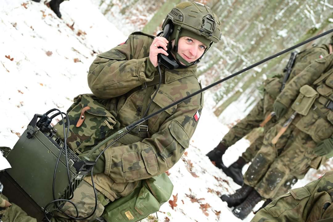 WBGroup_PL's tweet image. Żołnierze dobrowolnej zasadniczej służby wojskowej z 2. Brygady Zmechanizowanej Legionów podczas egzaminu po szkoleniu podstawowym z urządzeniami #RADMOR (spółka @WBGroup_PL). Sprzęt na zdjęciach zastąpią w najbliższych latach radiostacje #COMPAN i #PERAD. 📸 Mateusz/2. BZ