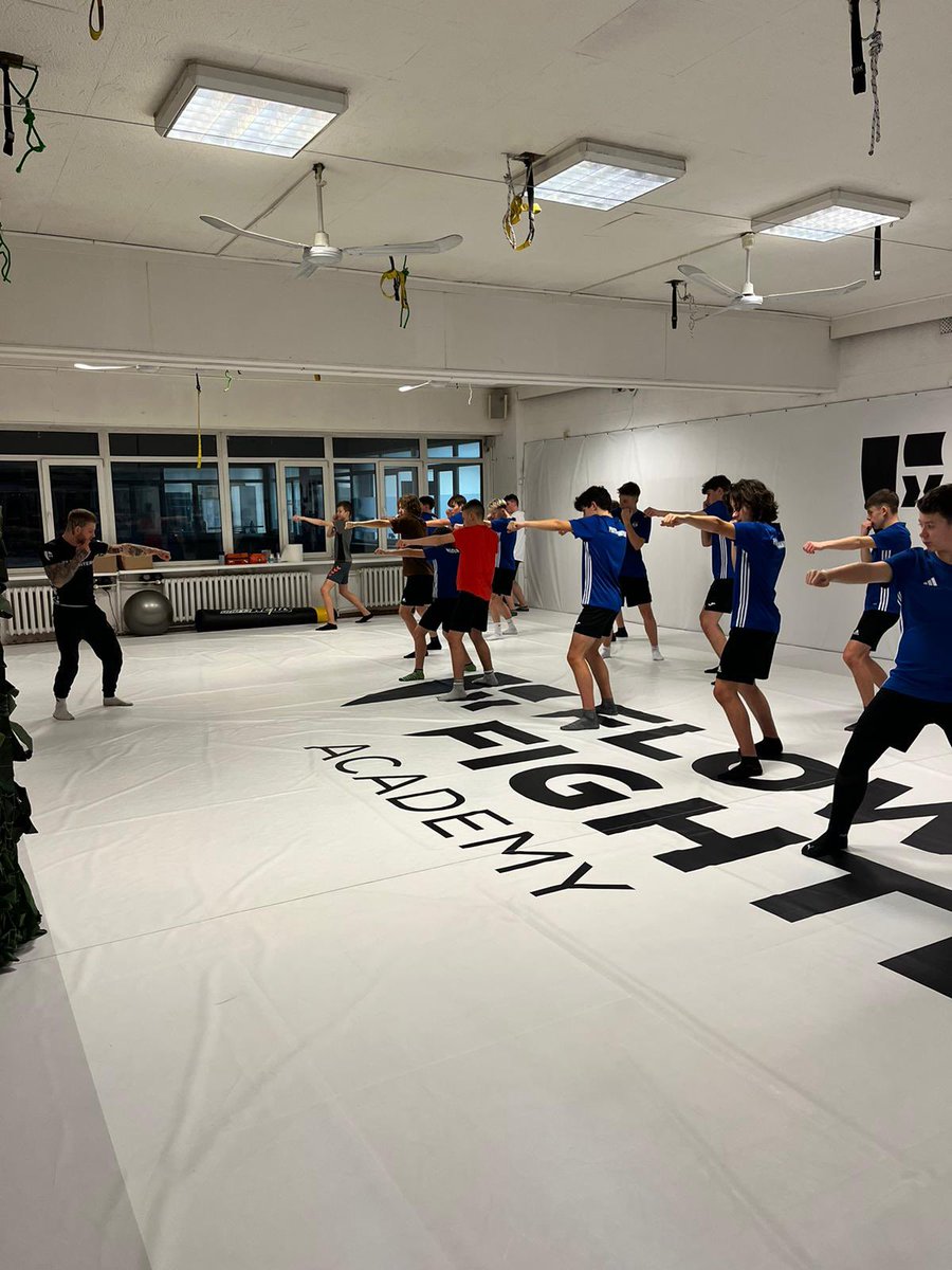grzeje's tweet photo. Flow Fighters Academy - Akademia Sportów Walki, w której zawodnicy @turbo_fa rozpoczęli treningi MMA!
W ramach treningu tzw. sportów uzupełniających będą poznawać podstawy techniki sportów walki, specyfikę sportu indywidualnego i przede wszystkim rozwijać swoją sprawność ogólną. https://t.co/4quYFJNfua