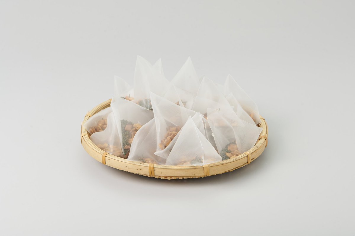 agaru_iru's tweet photo. 上ル入ルは原点回帰の玄米茶を体験してもらうために、特別に炭火炒り餅を作り、茶葉とブレンド🍵
お湯を注ぐと上品な炒り餅の香りが立ちます◎ https://t.co/iek2d6j5hF
