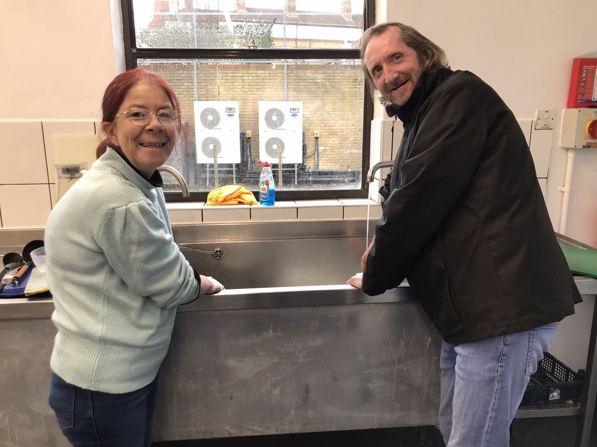 letvimalstay's tweet photo. For 2 weeks already now, on Sundays, a brand new community kitchen #Rotherhithe has been running. On the 1st week alone over 150 servings of delicious chicken curry &amp; dahl went out to local people. We’re immensely grateful to @PHPrimarySchool for the use of their facilities. 1/2 https://t.co/TwaavSUAFE