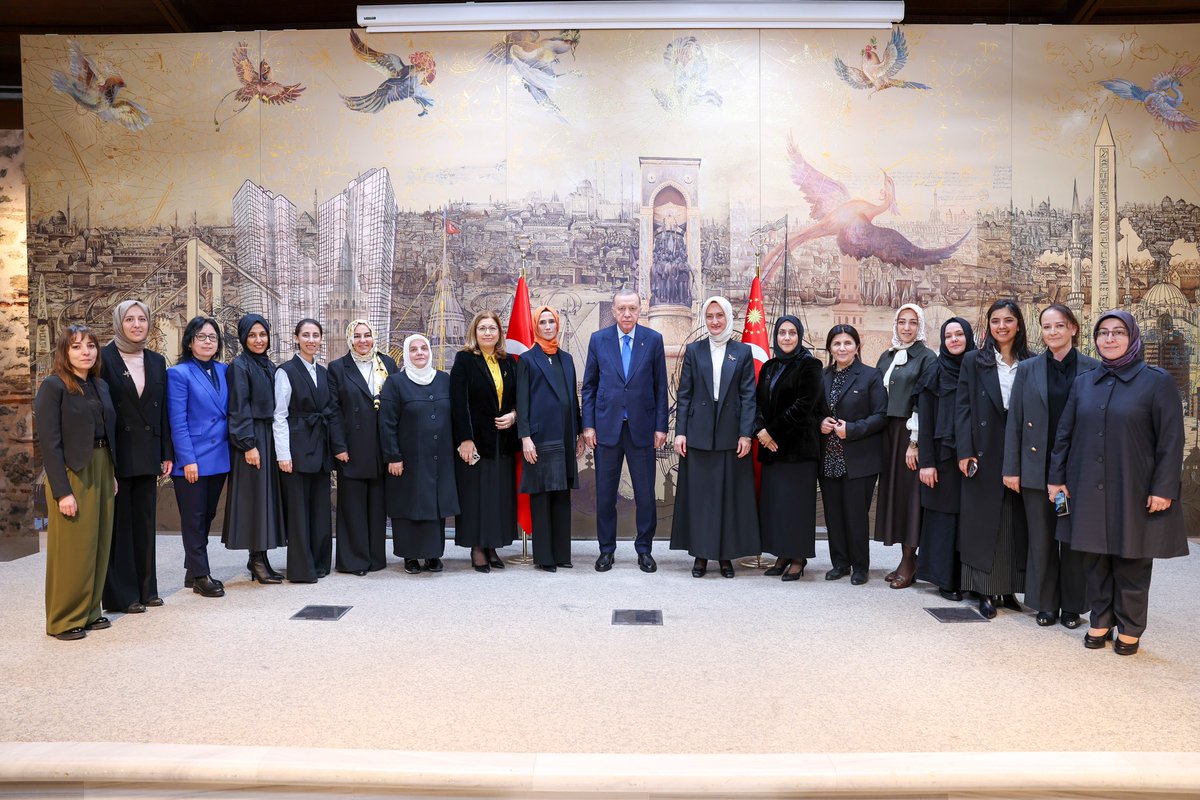 kademorgtr's tweet photo. Yönetim Kurulu üyelerimizle birlikte Sn. Cumhurbaşkanımız Recep Tayyip Erdoğan'ı ziyaret ederek kadın hakları alanında 10 yıldır devam eden çalışmalarımızı anlattık. 

Kadınların hukuki kazanımlarının ve yasal düzenlemelerin önemine değindiğimiz ziyarette, Sn. Cumhurbaşkanımız destekleriyle motivasyonumuzu artırdı. 
Nazik kabulleri için kendilerine teşekkür ederiz.