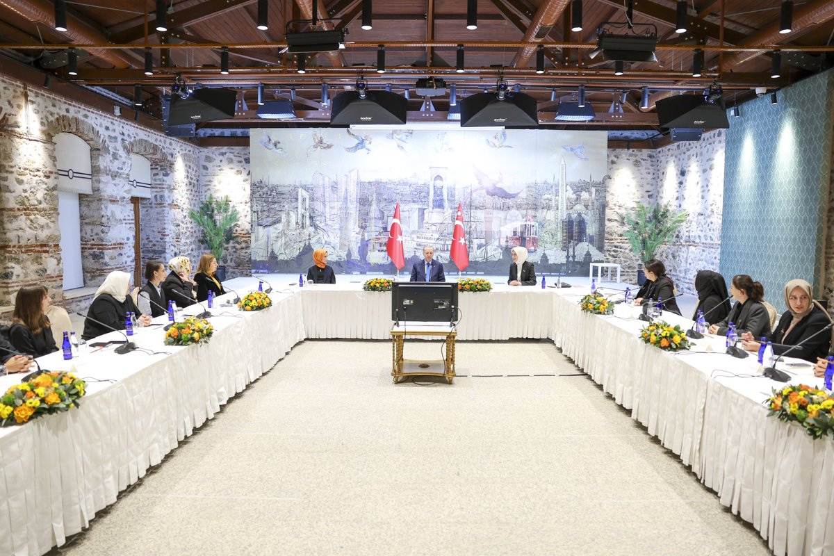 kademorgtr's tweet photo. Yönetim Kurulu üyelerimizle birlikte Sn. Cumhurbaşkanımız Recep Tayyip Erdoğan'ı ziyaret ederek kadın hakları alanında 10 yıldır devam eden çalışmalarımızı anlattık. 

Kadınların hukuki kazanımlarının ve yasal düzenlemelerin önemine değindiğimiz ziyarette, Sn. Cumhurbaşkanımız destekleriyle motivasyonumuzu artırdı. 
Nazik kabulleri için kendilerine teşekkür ederiz.