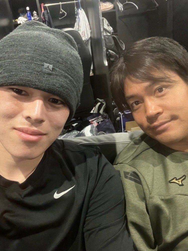 chibalotte_pr's tweet photo. ZOZOマリンのロッカールームでのW佐々木の2ショット写真です。
#佐々木朗希 投手は、練習も食事も行動を共にするなど、#佐々木千隼 投手を兄のように慕っていました。
#chibalotte #広報 https://t.co/HpPGngdSM8