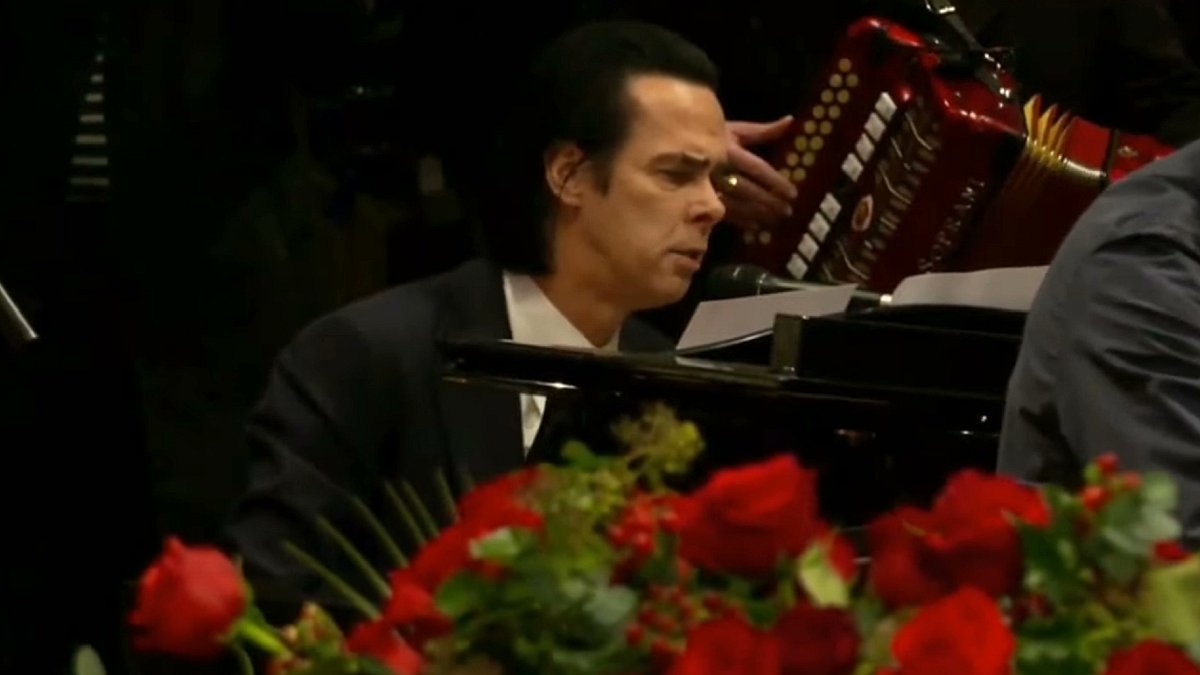 DiegoAManrique's tweet photo. Los irlandeses son expertos en funerales. NICK CAVE lo sabe y voló a Dublín para interpretar la melancólica "A rainy night in Soho", canción de SHANE McGOWAN que estaba en aquel EP de 1992 donde ambos hacían un tema de Louis Armstrong. Y sí, Nick conmueve https://t.co/H6w20mxCZA https://t.co/b63iTA2xQT