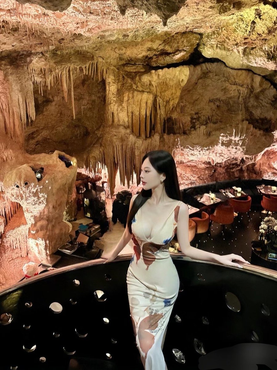 LeChen86287's tweet photo. 在万年溶洞内性交是什么体验？
位于The Edge地下25000年历史的天然钟乳岩洞内
当着绿帽未婚夫的面在餐桌上和老外做爱，他们的巨屌刺进我的小穴，肛��，贱嘴
往我的这副下贱的躯体里灌输精液。
让我享受着轮奸的刺激和快感，淫叫连连。
我就是人尽可夫的公共厕所和母猪。 https://t.co/Lr168LSQNs
