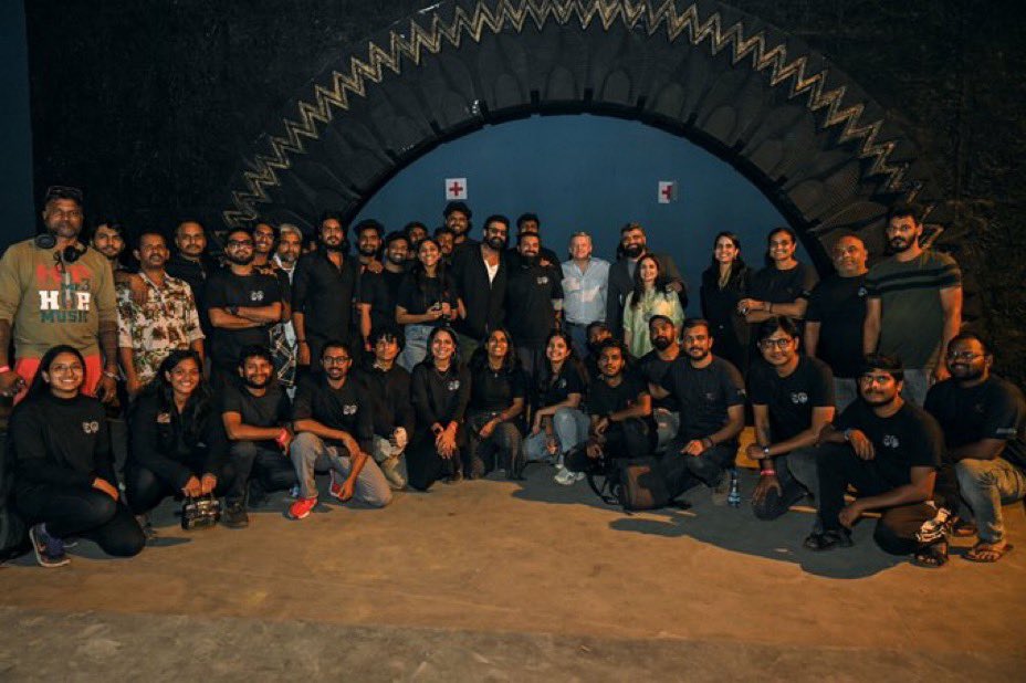 #Prabhas with CEO of Netflix and his talented team #MonikaShergill #AbhishekGoradia on the sets of #Kalki2898AD 🔥🔥🔥