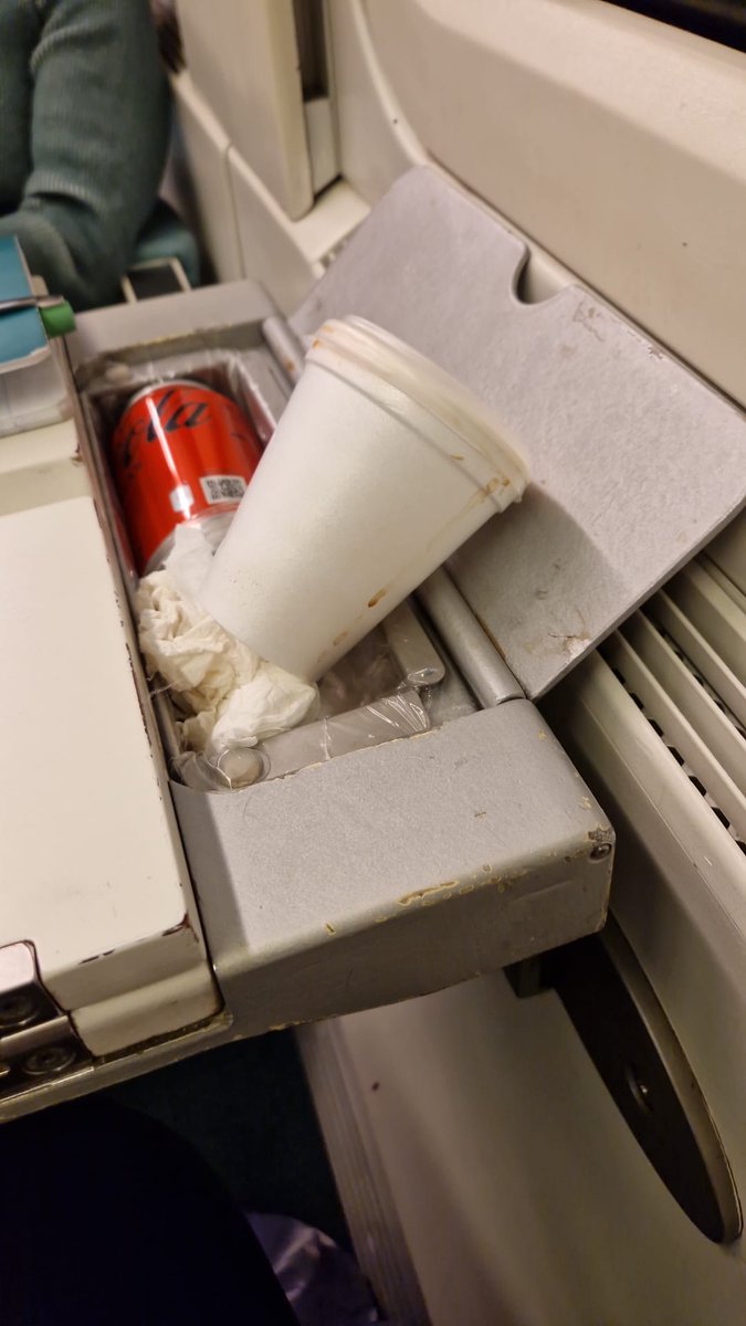 Hola <a href="/Renfe/">Renfe</a>, compré billetes para mis padres, elegí la opción confort para que fueran más cómodos. Lo que se han encontrado es una mesa sucia y con basura. Les dicen que ayer no limpiaron el vagón. Os parece normal cobrar suplementos para dar esto?

#renfe #basura #Sucio