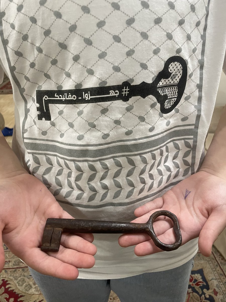 Maisalmutawa's tweet photo. صدف في الزواره إنه الجميلة الطفلة لين الياسين لابسة بلوزة #جهزوا_مفاتيحكم و أنا عندي نفس المفتاح لبيت في فلسطين. 

جاهزين بس ننطر الرجعة.. 

🤍🍉🇵🇸 https://t.co/v4S9tBoZeH