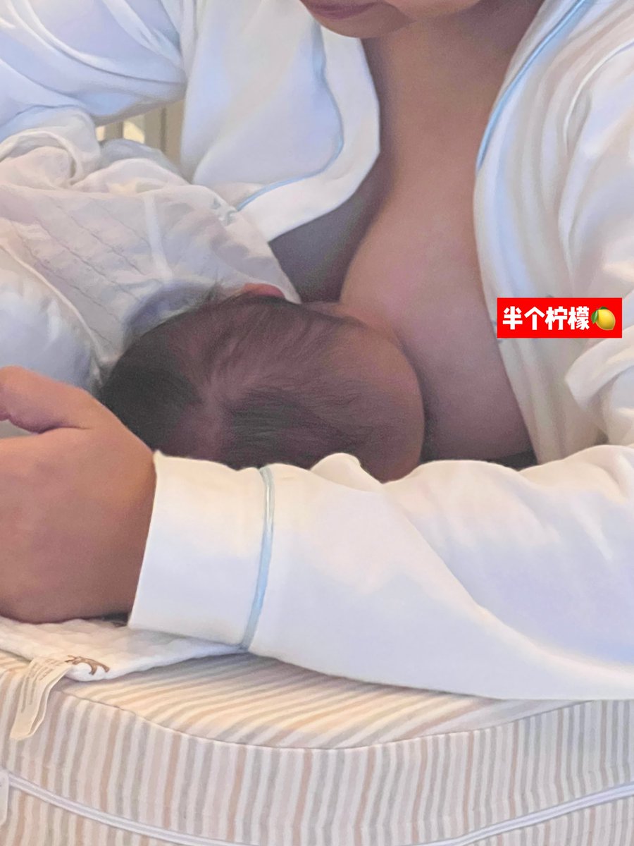 老婆哺乳期，有点膨胀。边拍照边跟老婆说发twi，老婆鬼魅一笑，下面帐篷就支起来了
＃北京夫妻 ＃夫妻交友