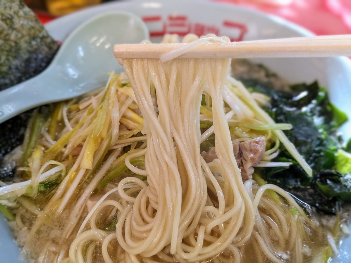 matsu_yasu6791's tweet photo. 今日の昼メシは新ラーメンショップ狭山本部にて、ネギラーメン880円＋ネギ丼ミニ200円なり
ネギまみれ！
ちょっち薄味だけど豚の旨味あふれるスープが劇的に旨し！
やや低加水な細麺もよく合うんだよなぁ
ごま油風味のネギを混ぜたらもうタマラン
ミニ丼もこの値段でネギたっぷり
やっぱいいな〜ここ https://t.co/BuLDgFd4vx