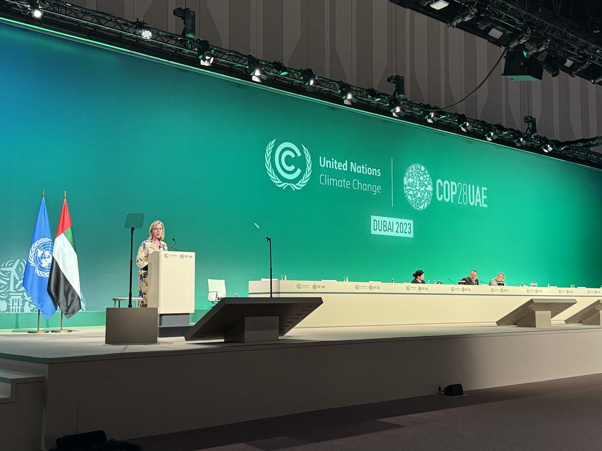 Bewegende Rede von ⁦<a href="/lgewessler/">Leonore Gewessler</a>⁩ gerade bei der #COP28. Sie fordert einen Ausstieg aus der Verbrennung fossiler Energieträger, der hier im Zentrum der Verhandlungen steht.

Und sie kündigt eine Erhöhung der Mittel für Klimawandelanpassung um 35 Mio. Euro an!