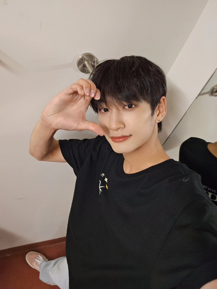 OmegaX_members's tweet photo. [#OX]

오늘도 함께해줘서 고마워💚💜

#OMEGA_X #오메가엑스
#태동 #TAEDONG 
#OMEGA_X_in_SAN_JOSE https://t.co/4nqIC5v7lL
