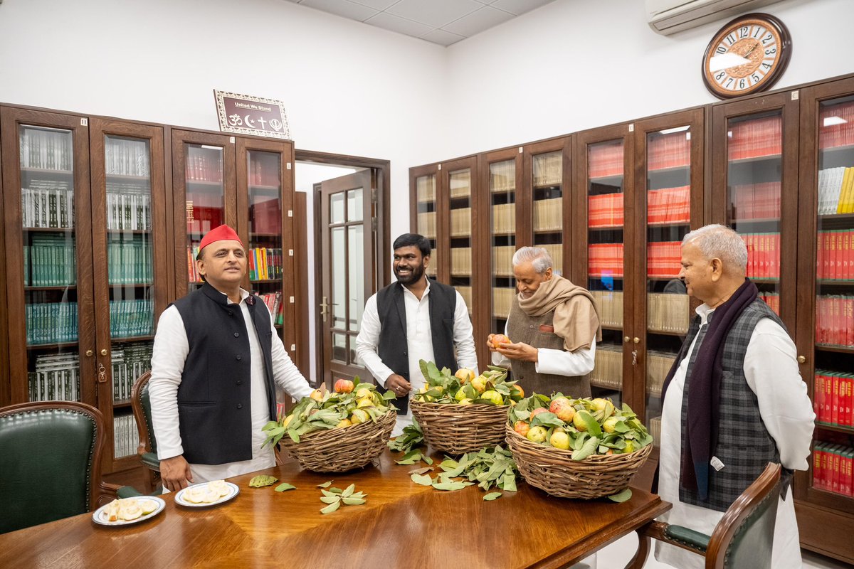 yadavakhilesh's tweet photo. जनता पूछ रही है कि ‘इलाहाबादी अमरूद’ का नाम बदलकर ‘प्रयागराजी अमरूद’ करने का फ़ैसला व्यक्तिगत स्तर पर होगा या कैबिनेट से? https://t.co/eZxRww3qpd