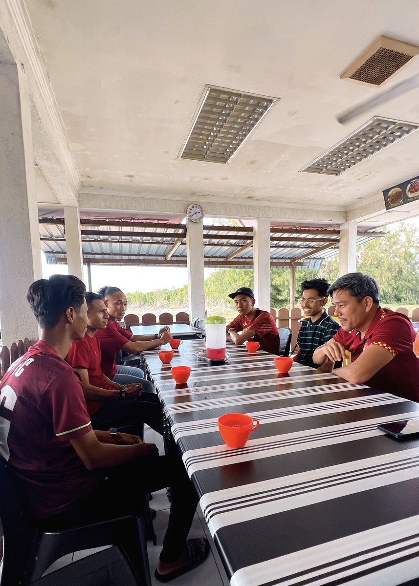 selangorfc's tweet photo. Faisal Halim dan Sharul Nazeem meluangkan masa bersama beberapa penyokong yang menjadi mangsa rusuhan semasa perlawanan #SELPRK tempoh hari.

#SayNoToViolence
#MKLK
#KitaSelangor

[1/2] https://t.co/DhipvdQFza