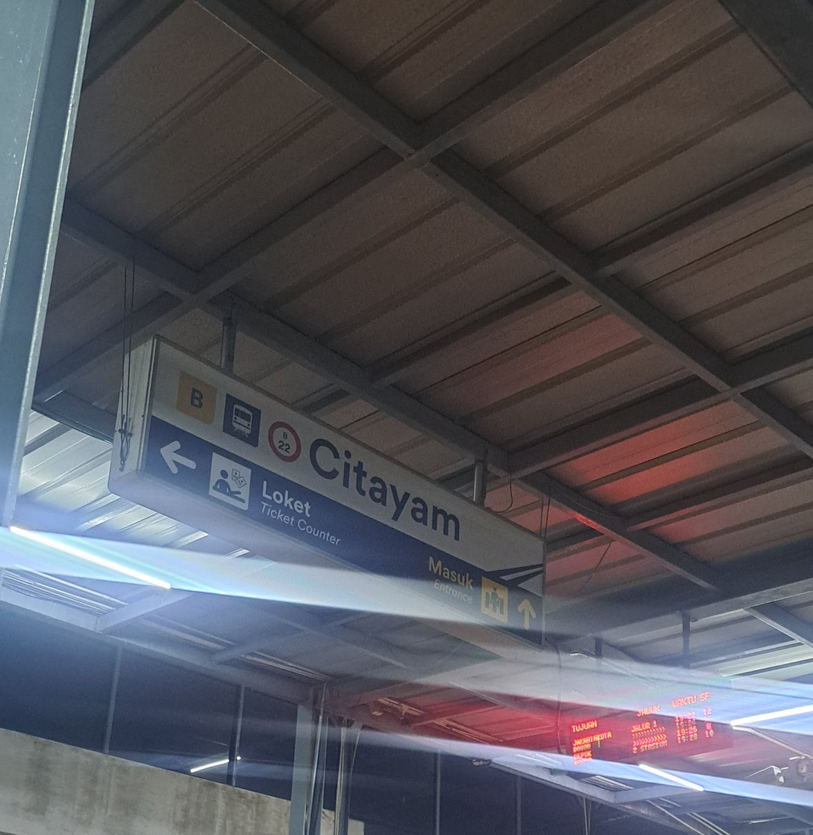 Yang turun di sokin pada kaya kaya, pake pake totebag versace ,jilbab LV, ledging Gucci