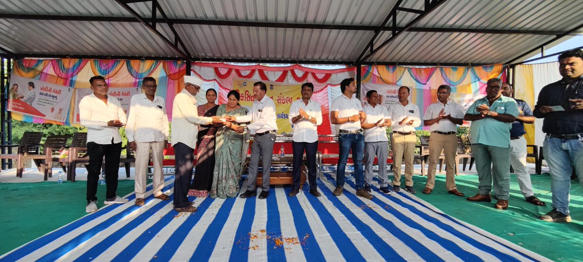 TdoUchhal68636's tweet photo. વિકસિત ભારત સંકલ્પ યાત્રાઃ ૨૦૨૩  
ઉચ્છલ તાલુકા ના ભિંતખુર્દ અને માણેકપુર  ગામે  ડો .જ્યરામભાઇ ગામિત (MLA-નીઝર ૧૭૨) ના અધ્યક્ષ સ્થાને યોજાએલ વિકસિત ભારત સંકલ્પ યાત્રા કાર્યક્રમમાં  ઉપસ્થિત ગ્રામજનોને વિવિધ યોજનાઓ અંગે માહિતગાર કર્યા.
@CollectorTapi
@ddo_Tapi 
@infotapiadi https://t.co/ndLn9FeYoh