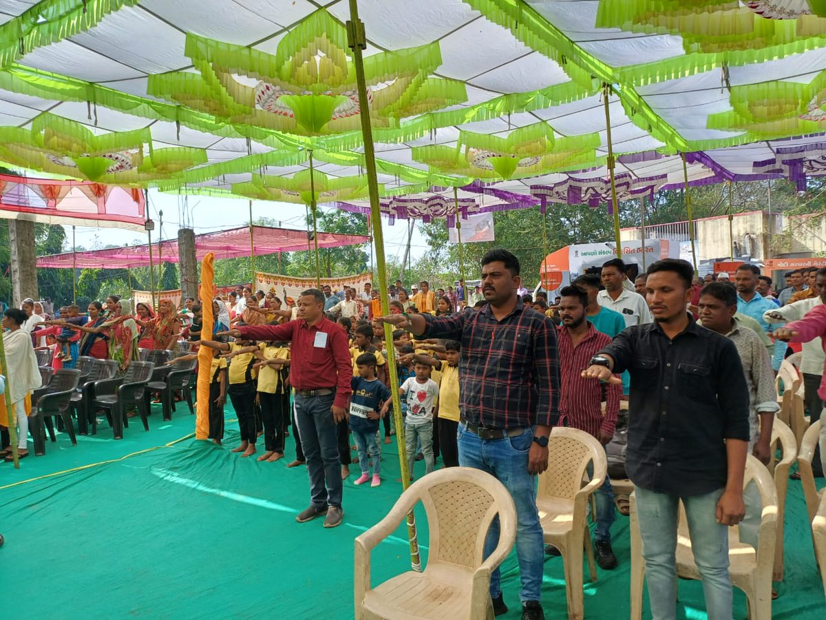 TdoUchhal68636's tweet photo. વિકસિત ભારત સંકલ્પ યાત્રાઃ ૨૦૨૩  
ઉચ્છલ તાલુકા ના ભિંતખુર્દ અને માણેકપુર  ગામે  ડો .જ્યરામભાઇ ગામિત (MLA-નીઝર ૧૭૨) ના અધ્યક્ષ સ્થાને યોજાએલ વિકસિત ભારત સંકલ્પ યાત્રા કાર્યક્રમમાં  ઉપસ્થિત ગ્રામજનોને વિવિધ યોજનાઓ અંગે માહિતગાર કર્યા.
@CollectorTapi
@ddo_Tapi 
@infotapiadi https://t.co/ndLn9FeYoh