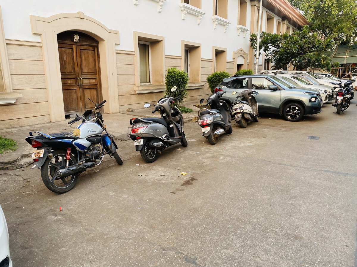 AshuTIndia's tweet photo. Parking menace at Minoo Desai Road Colaba outside Shapoorji Pallonji .  @MTPHereToHelp Kindly take strict action against these bike owners who block parking for their car @mybmc https://t.co/v3pnyHmA49