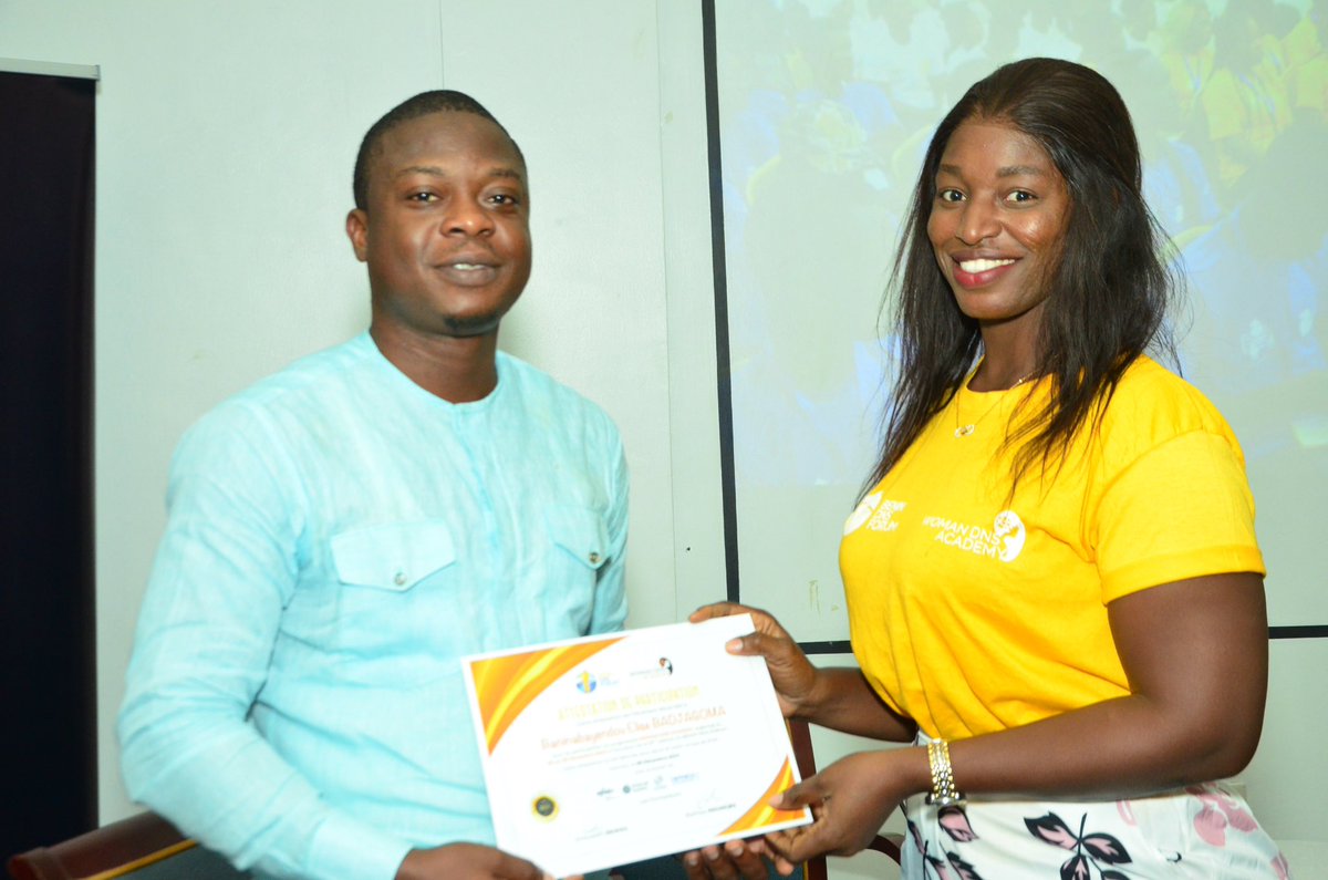 Un moment émouvant au Bénin DNS Forum avec la remise d'attestations à toutes les brillantes boursières de la Woman DNS Academy ! Ces femmes exceptionnelles ont brillamment terminé la formation. Félicitations à toutes pour cette réalisation remarquable ! 
#BDF2023