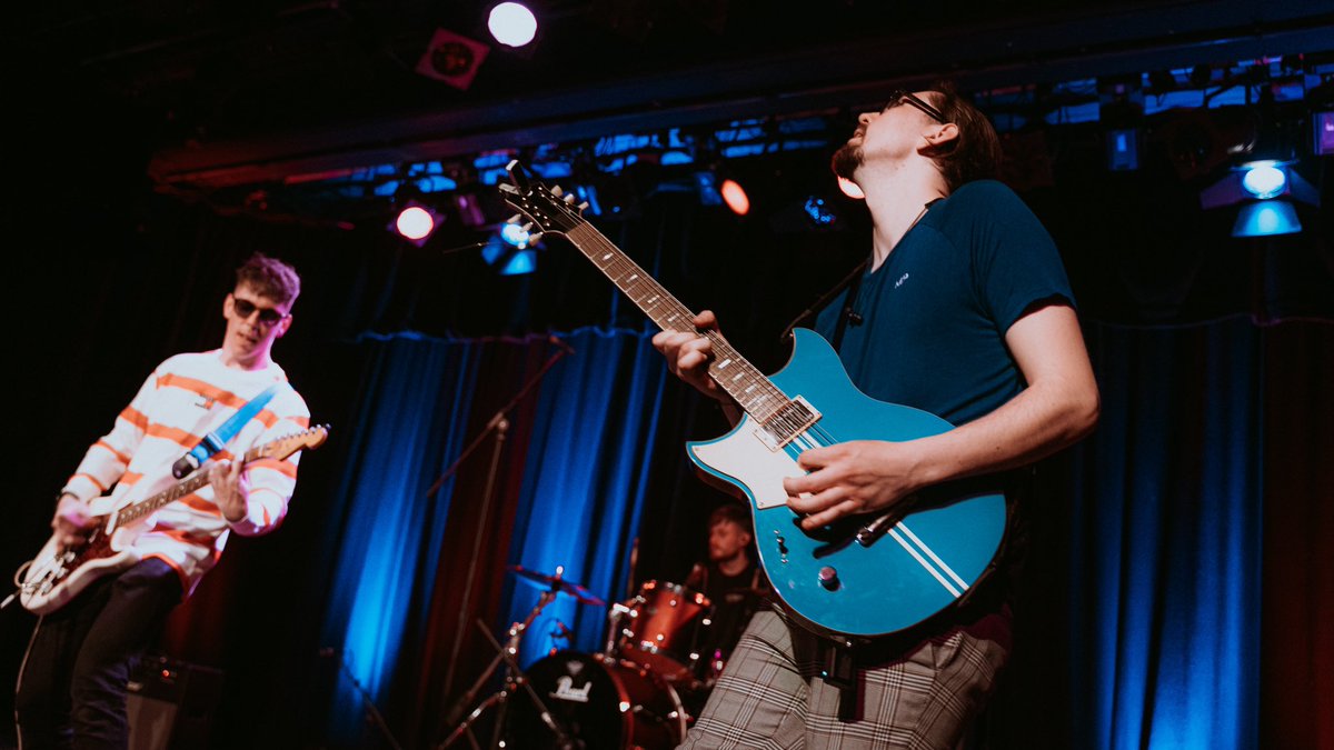 Stream LOVE IS DEAD - Out Now!! 🎶 

#poprock #britpop #indierock 

Link in bio 🔗